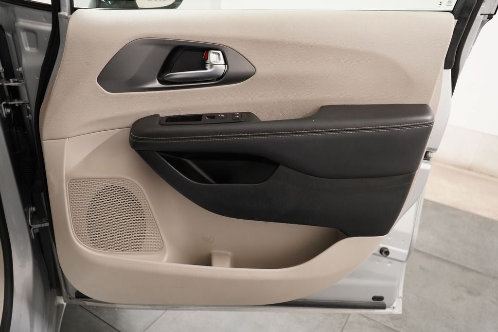 Used 2024 Chrysler Pacifica Touring-L FWD image 29