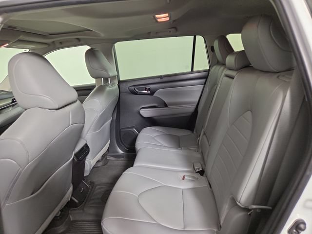 Used 2024 Toyota Highlander XLE AWD/4WD image 16