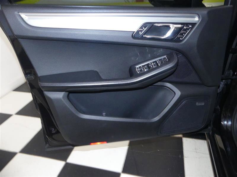 Used 2018 Porsche Macan Turbo image 23