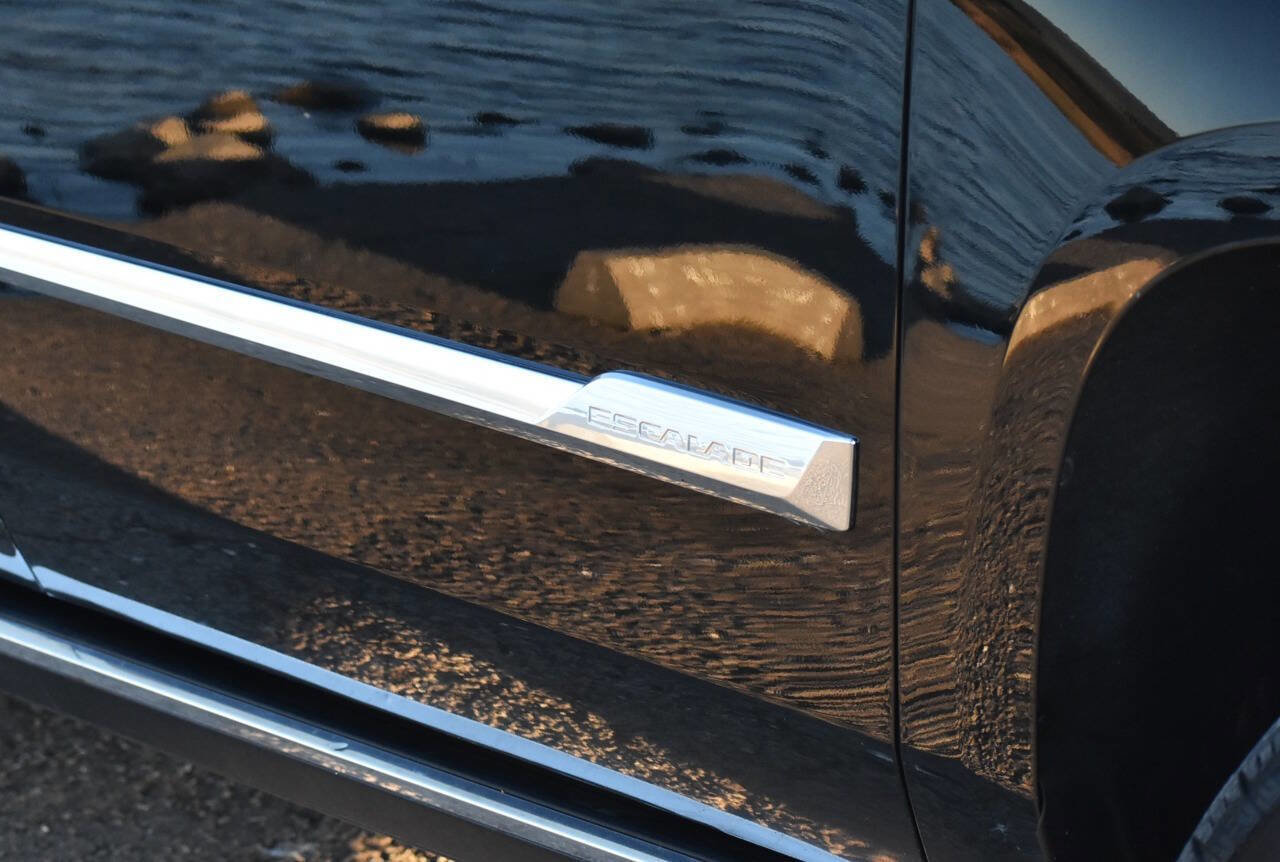 Used 2015 Cadillac Escalade Premium image 16