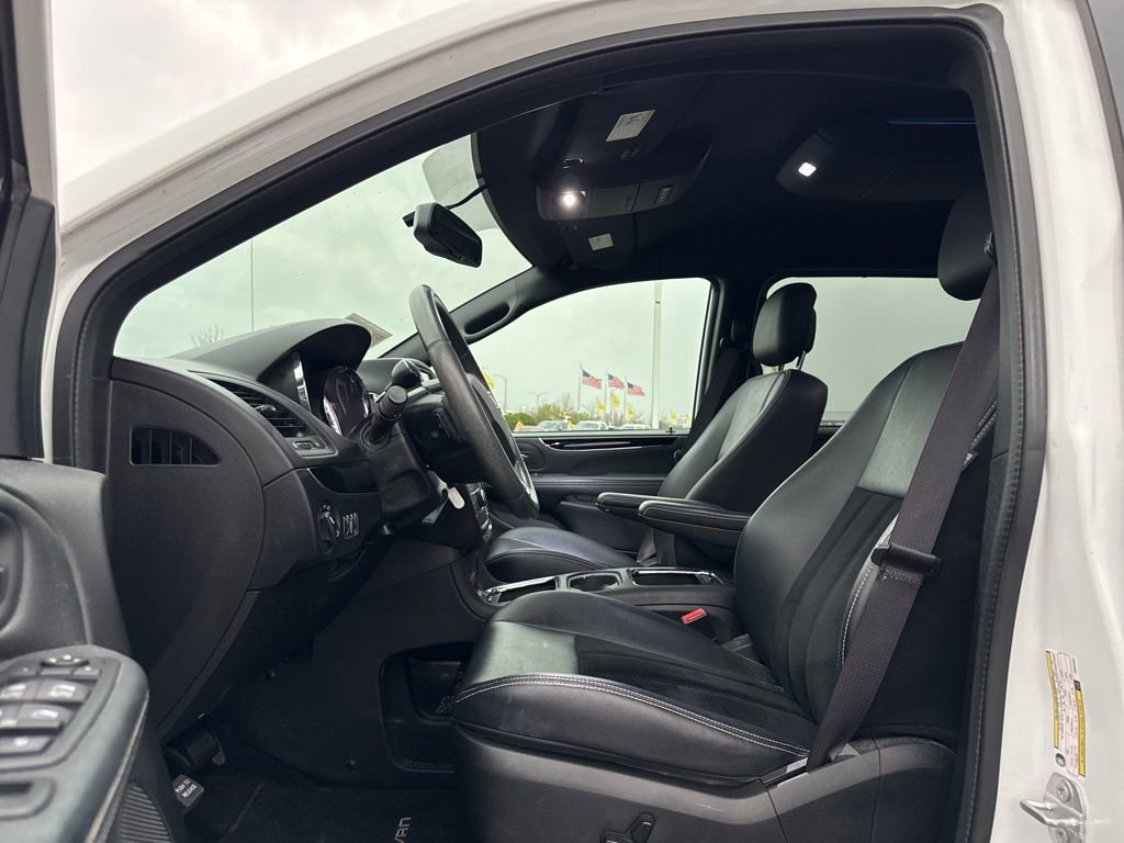 Used 2017 Dodge Grand Caravan SXT w/ Driver Convenience Group image 12