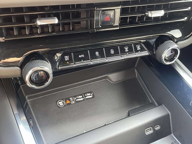 Used 2025 Chevrolet Suburban LT RWD image 22