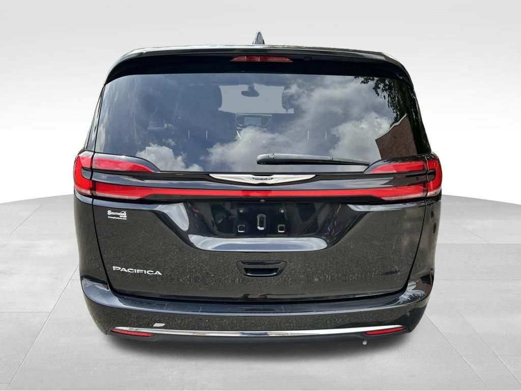 Used 2023 Chrysler Pacifica Touring-L FWD image 4