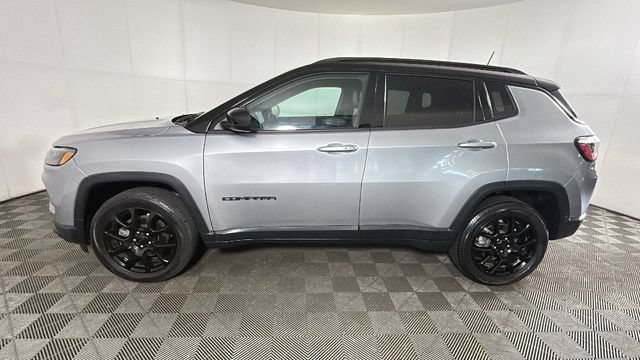 Used 2022 Jeep Compass Latitude w/ Sun and Sound Group AWD/4WD image 5
