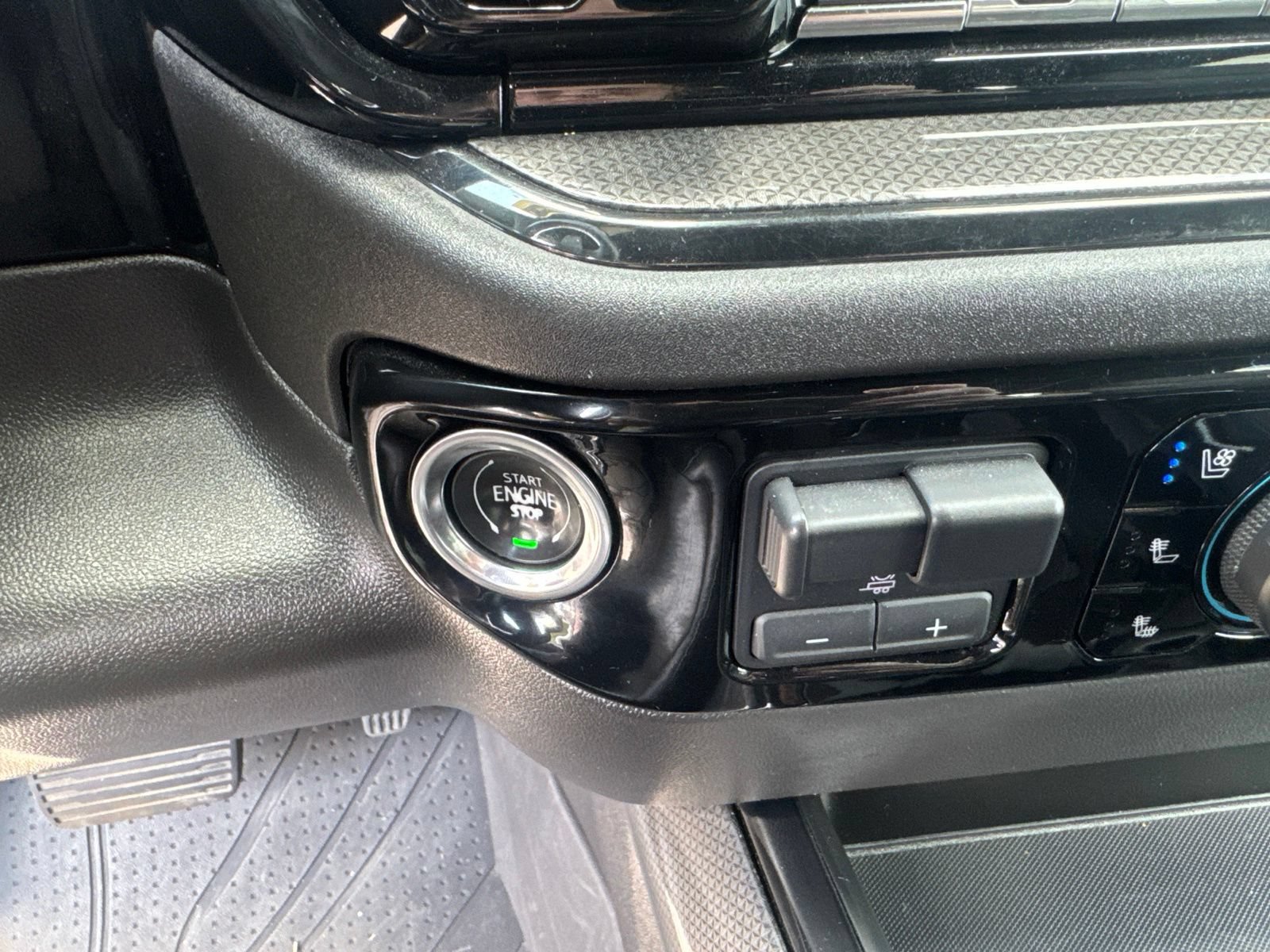Used 2024 Chevrolet Silverado 1500 ZR2 w/ Technology Package AWD/4WD image 28