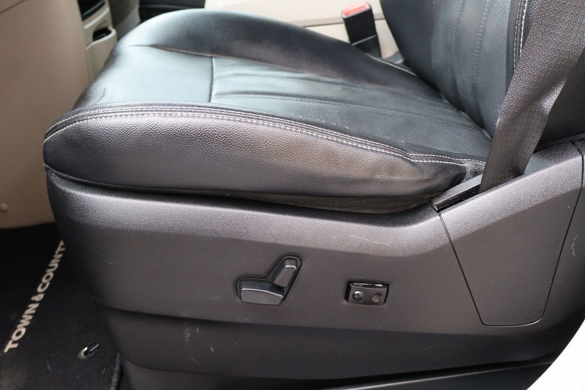 Used 2013 Chrysler Town & Country Touring image 29