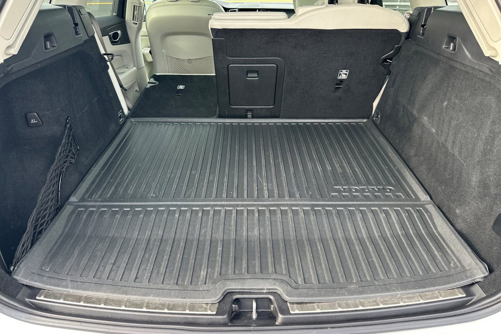 Used 2023 Volvo XC60 T8 Plus image 17