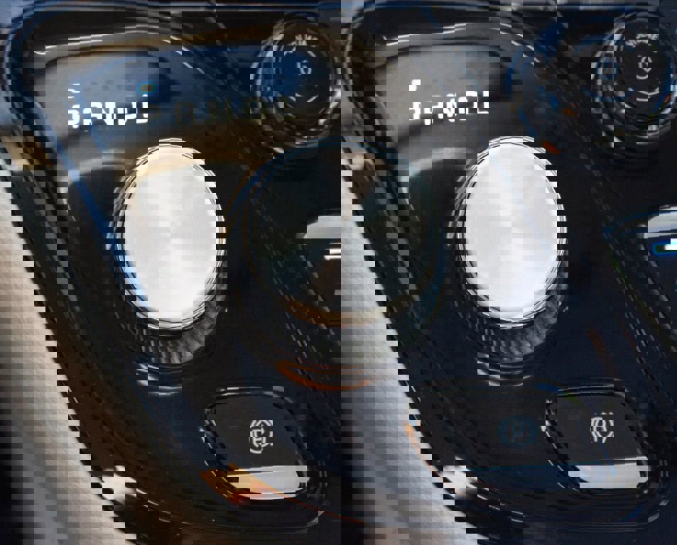 Used 2022 Chrysler Pacifica Limited w/ Uconnect Theater Family Group image 14