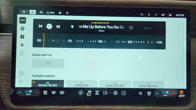 Used 2025 Rivian R1T Premium image 47