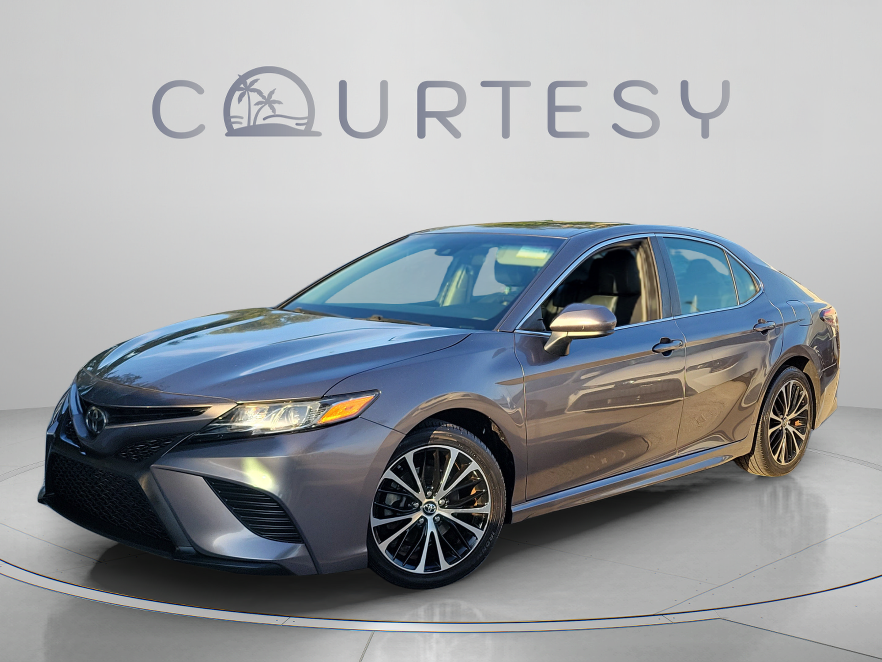 Used 2018 Toyota Camry SE FWD image 1
