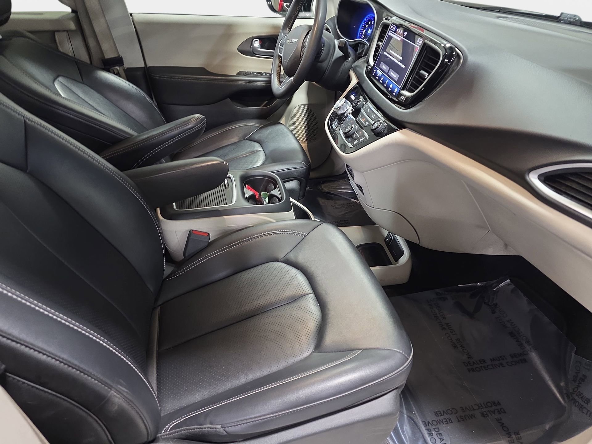 Used 2024 Chrysler Pacifica Touring-L FWD image 10