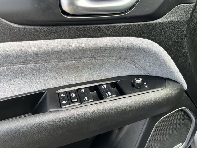 Used 2022 Jeep Compass Latitude w/ Sun and Sound Group AWD/4WD image 17