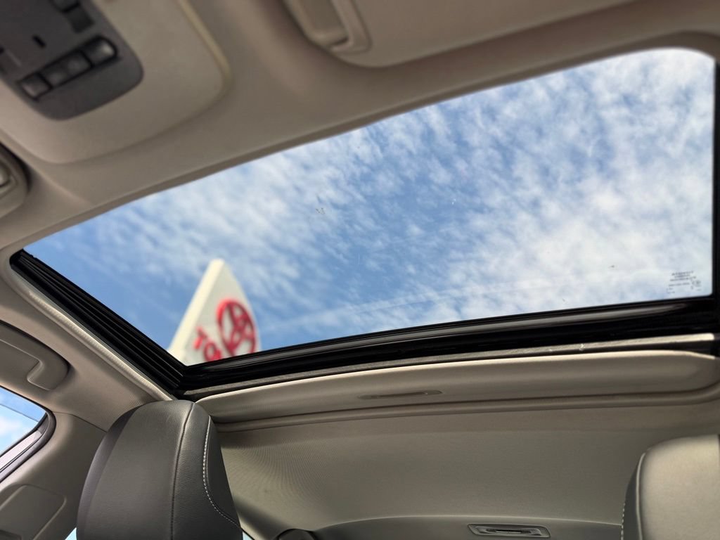 Used 2018 Toyota Camry SE w/ Moonroof Package FWD image 18