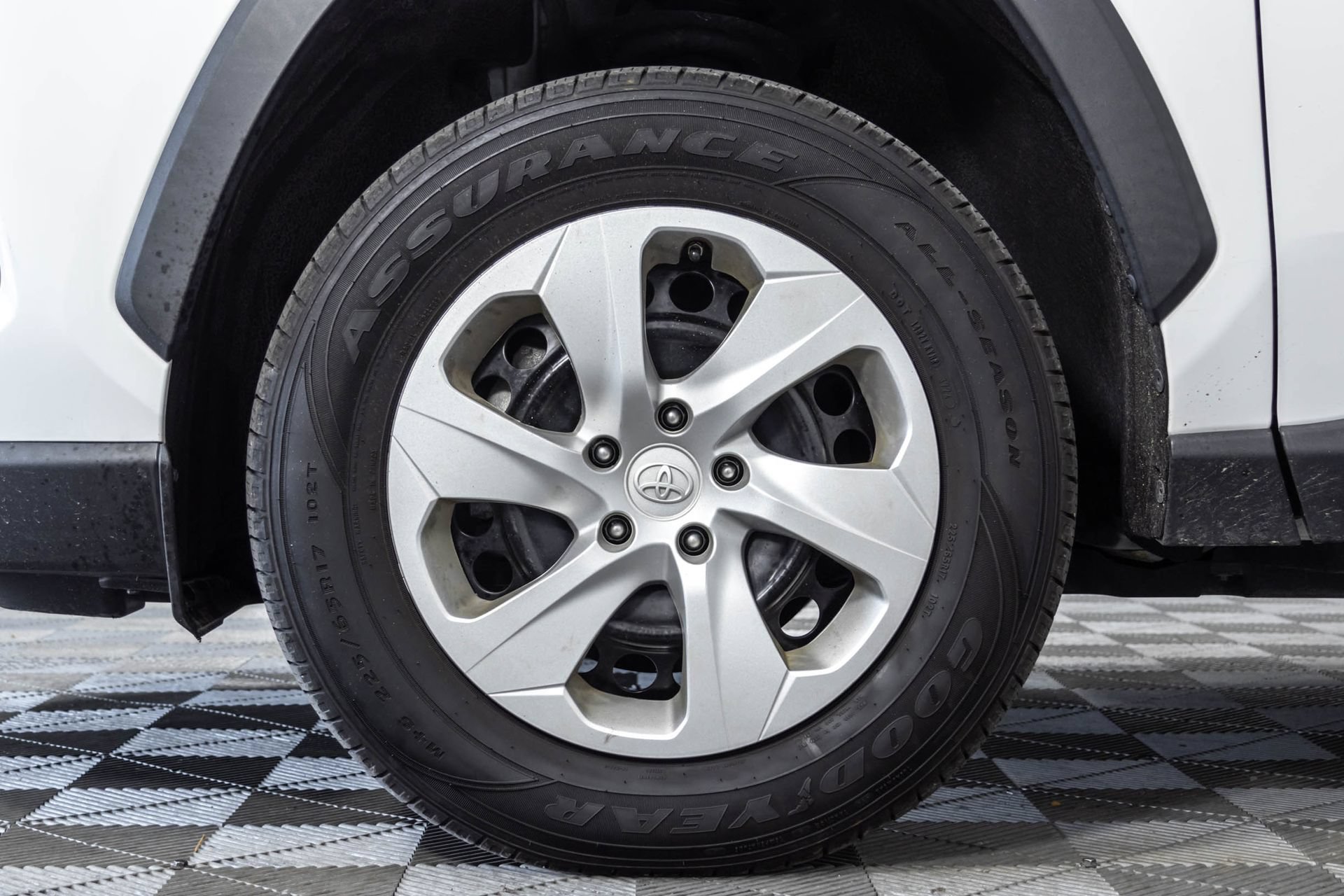 Used 2023 Toyota RAV4 LE AWD/4WD image 40