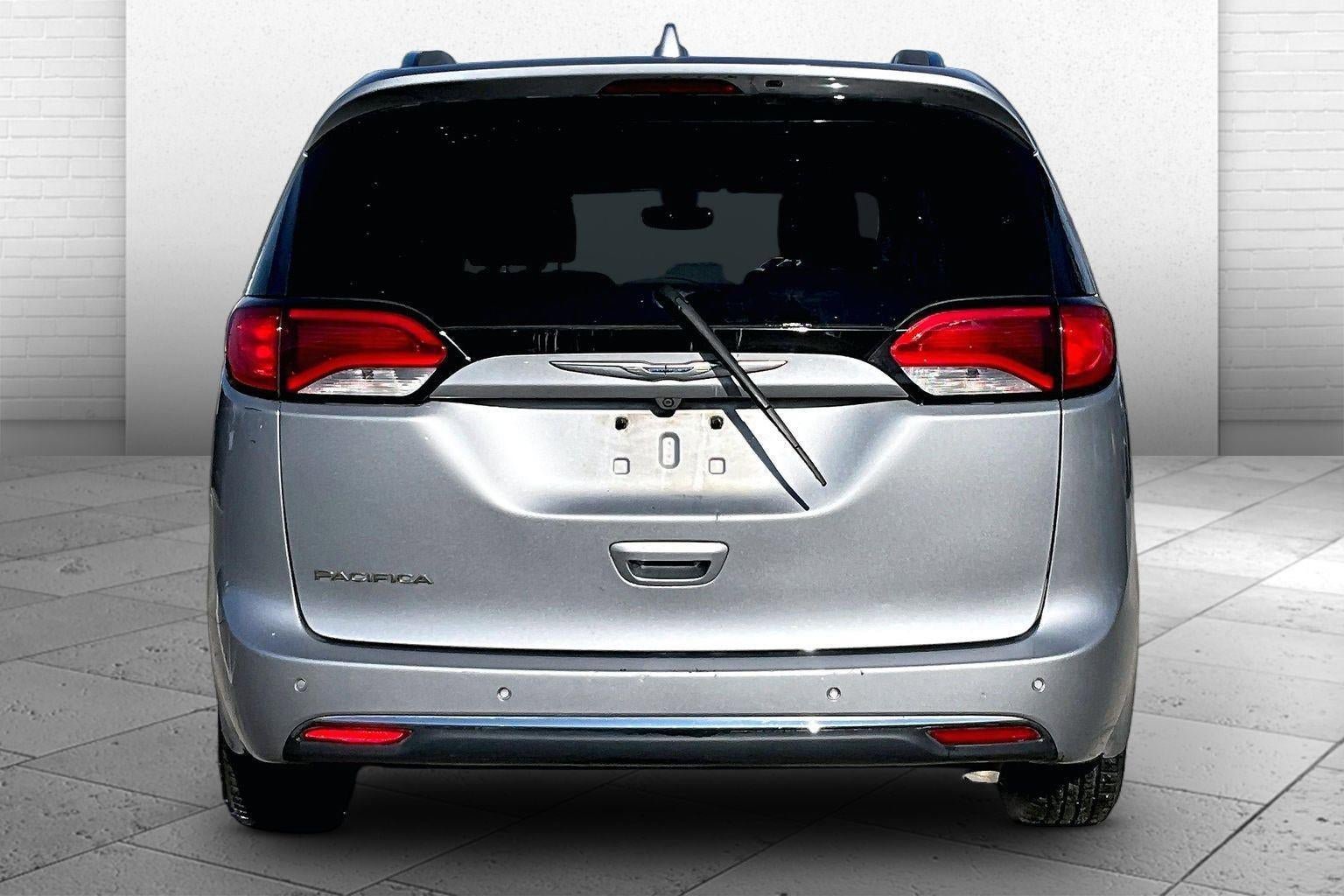 Used 2018 Chrysler Pacifica Touring-L FWD image 3