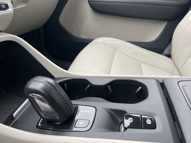 Used 2019 Volvo XC40 T5 Momentum image 34
