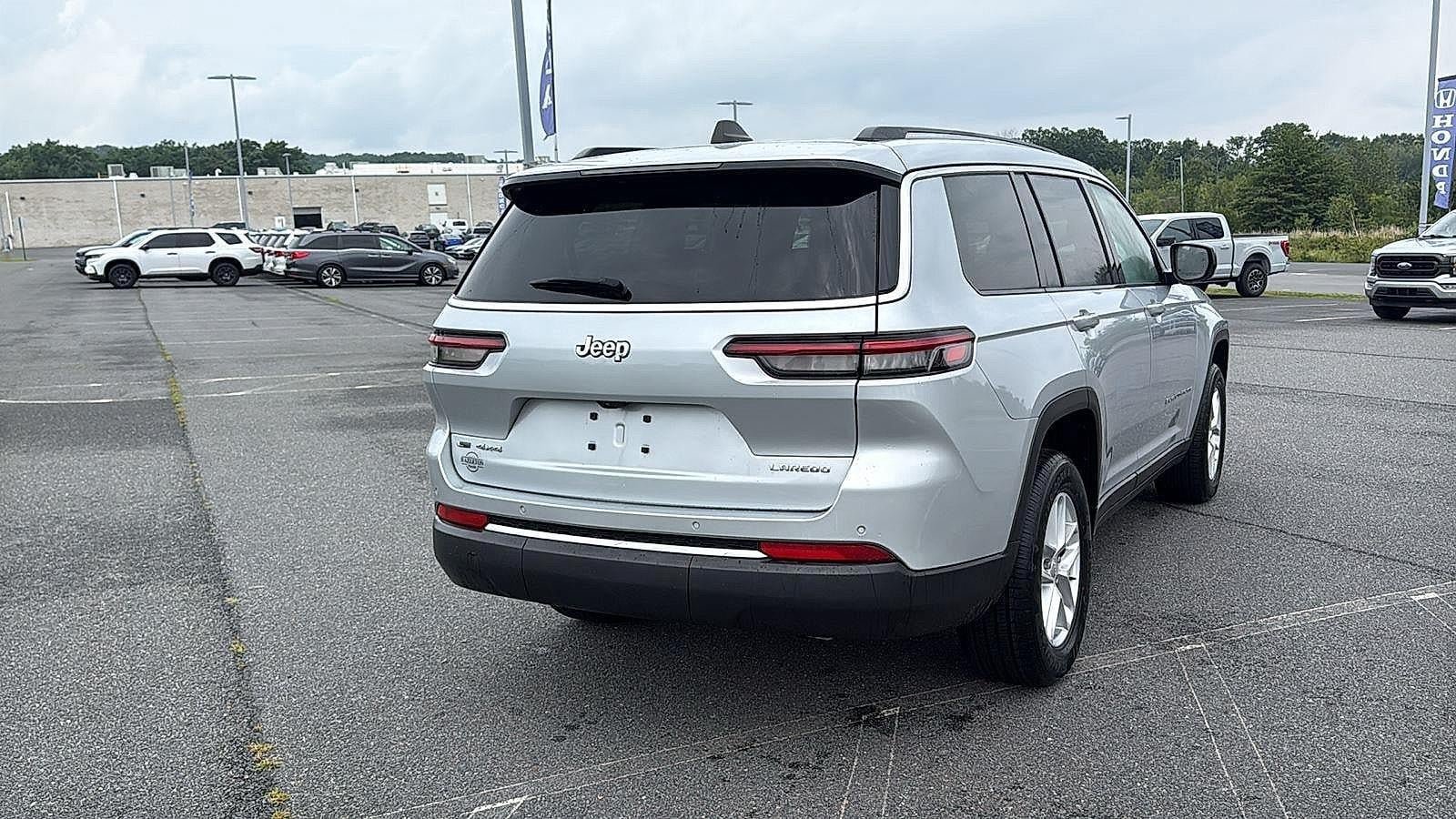 Used 2023 Jeep Grand Cherokee L Laredo AWD/4WD image 7