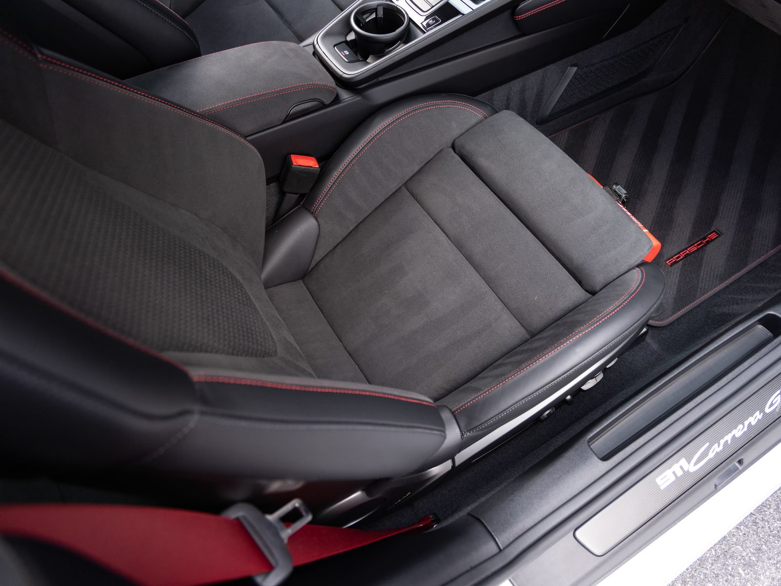 Certified 2025 Porsche 911 Carrera GTS RWD image 32