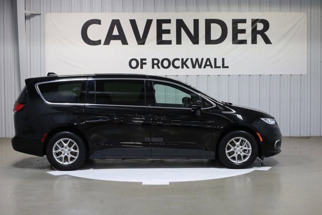 Used 2025 Chrysler Pacifica Select image 6