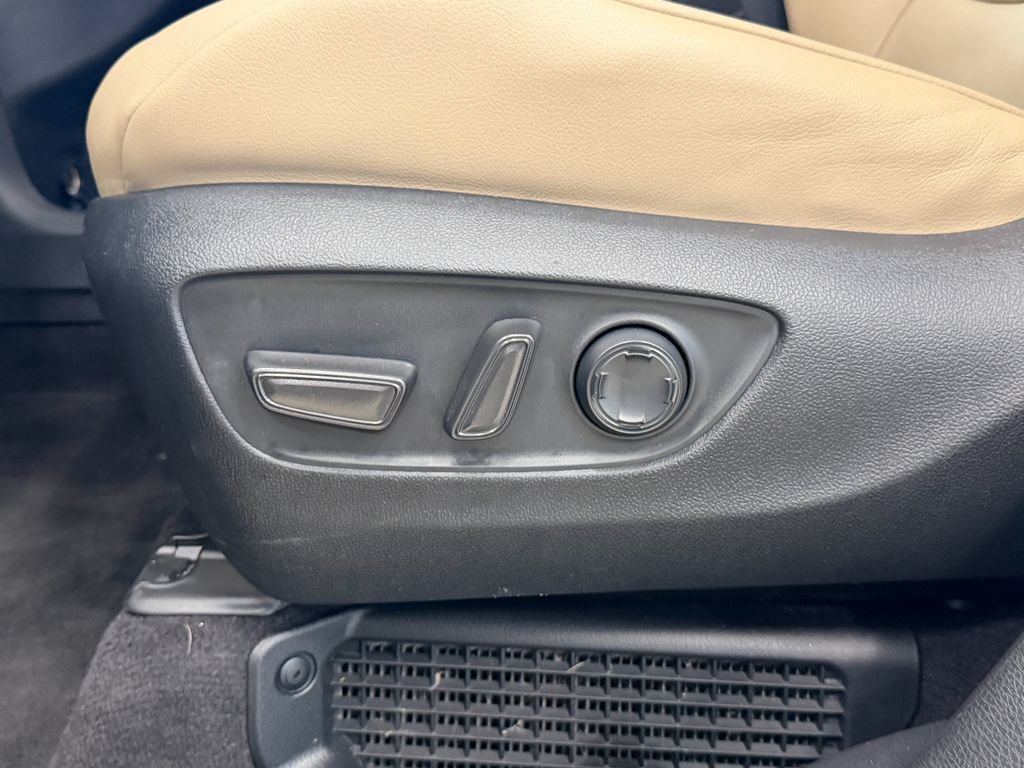Used 2024 Toyota Sienna XLE FWD image 14