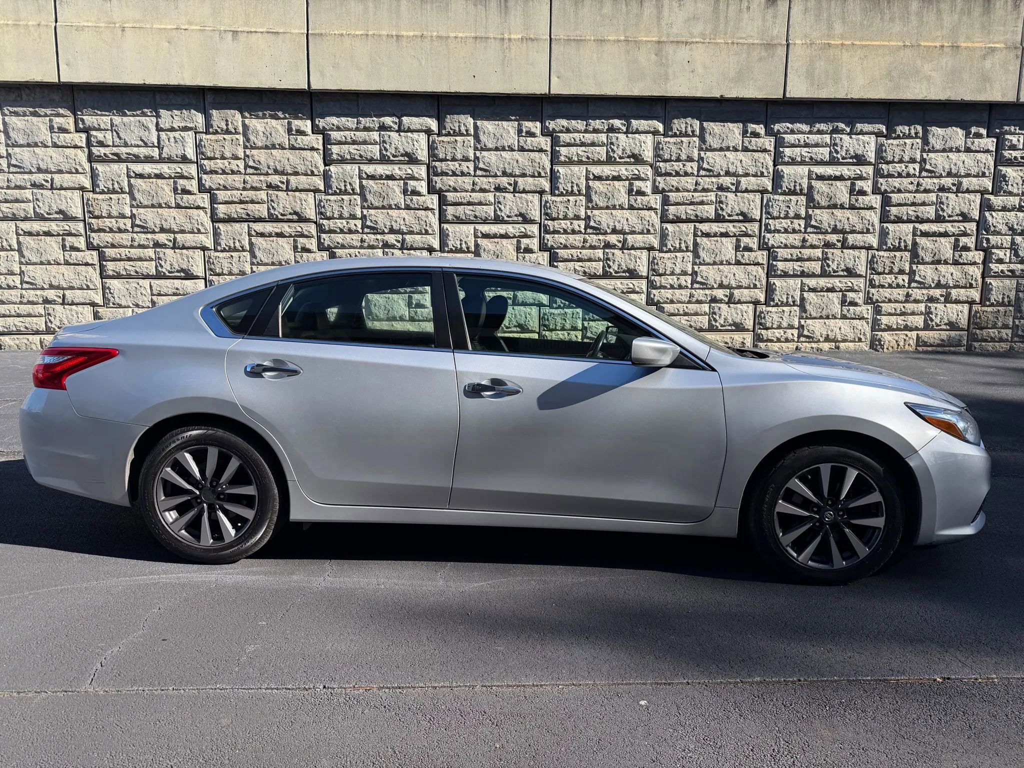 Used 2016 Nissan Altima 2.5 SV FWD image 6