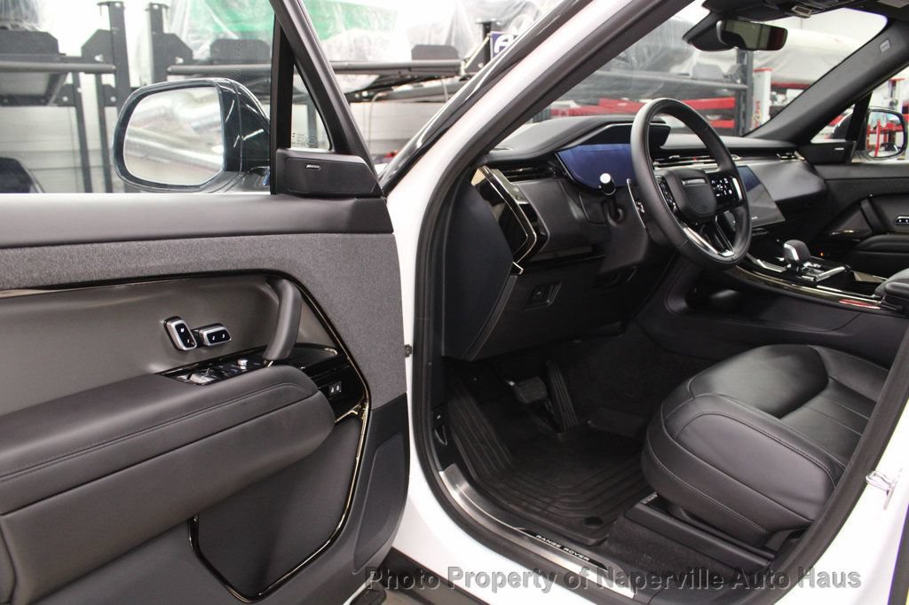 Used 2025 Land Rover Range Rover Sport SE AWD/4WD image 9