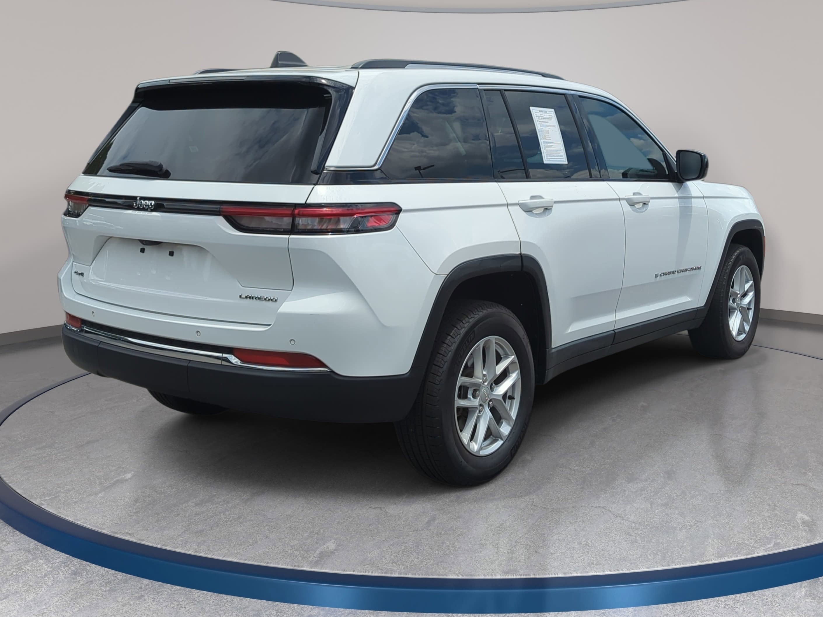 Used 2023 Jeep Grand Cherokee Laredo AWD/4WD image 5