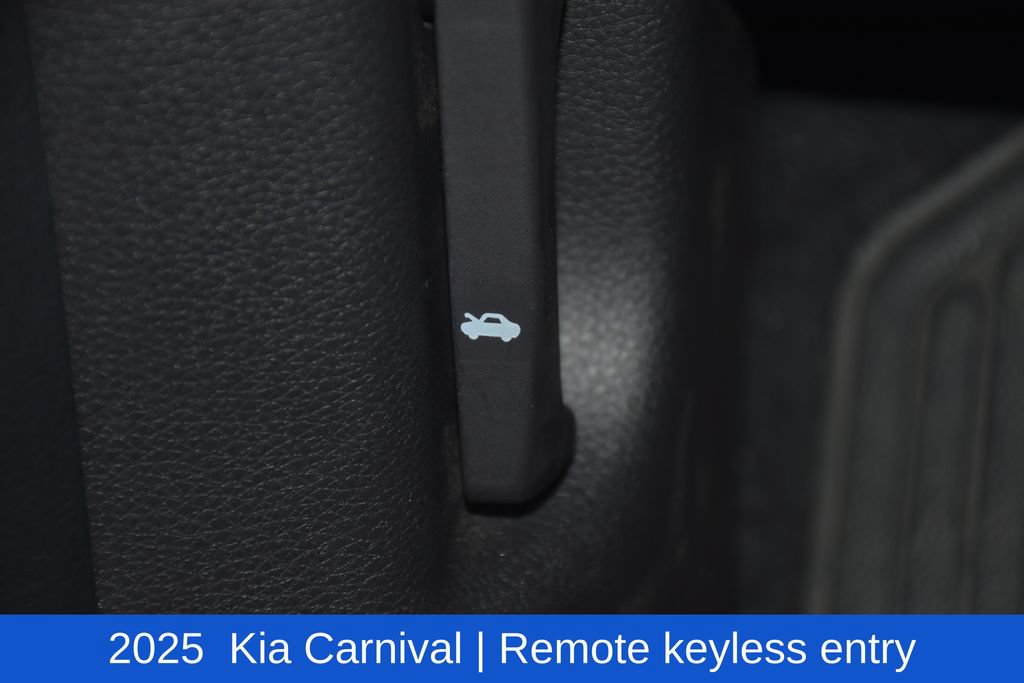 Used 2025 Kia Carnival FWD image 10