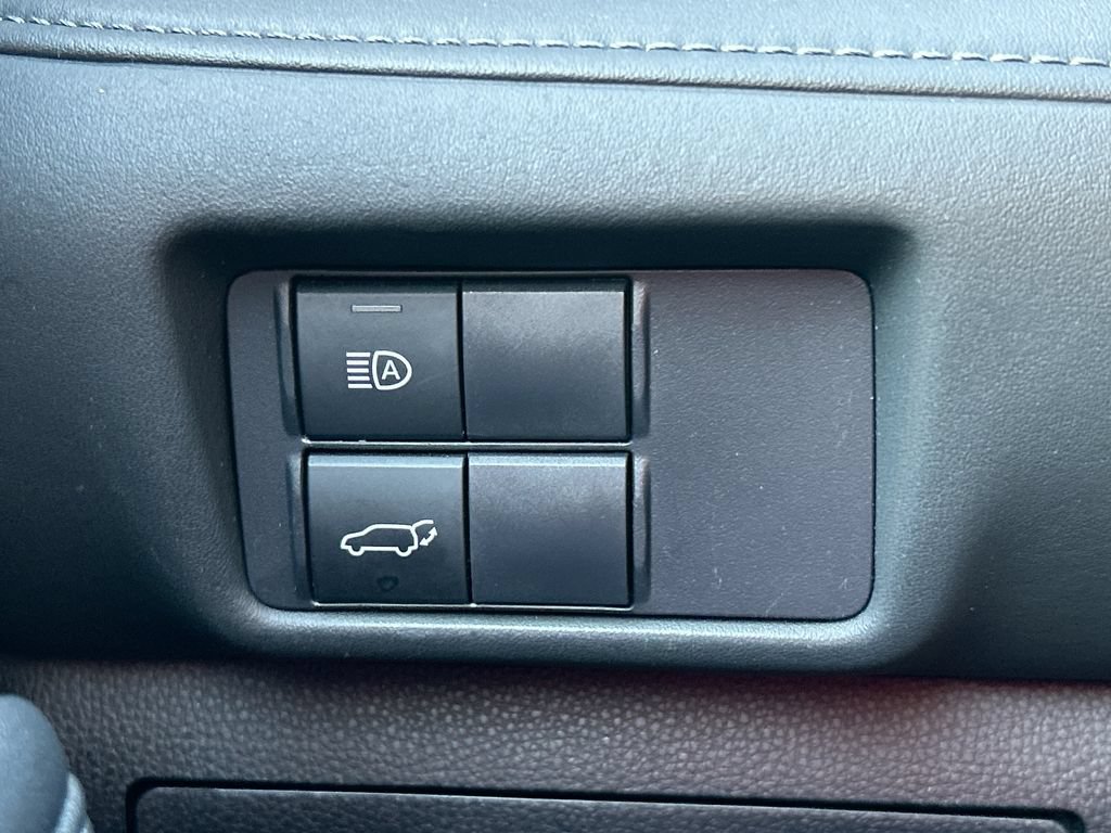 Used 2021 Toyota Highlander LE FWD image 13