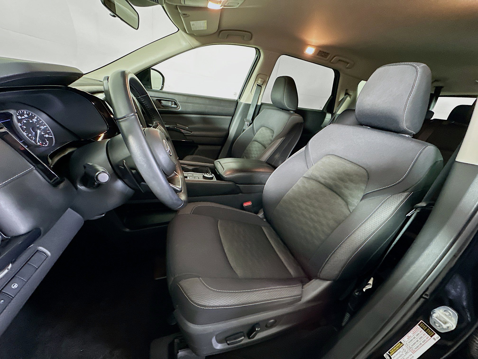 Used 2024 Nissan Pathfinder SV image 13