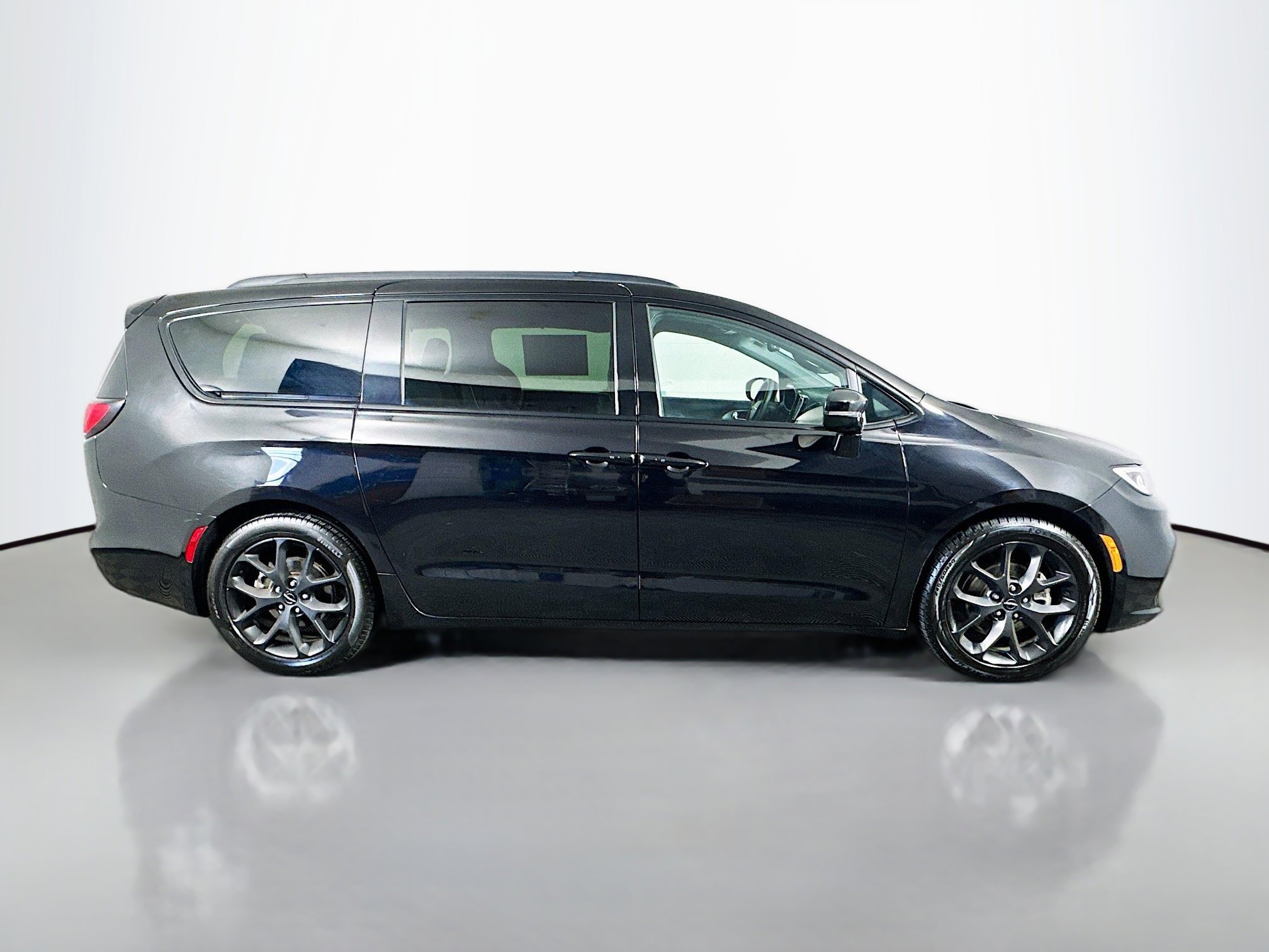 Used 2025 Chrysler Pacifica Limited FWD image 8