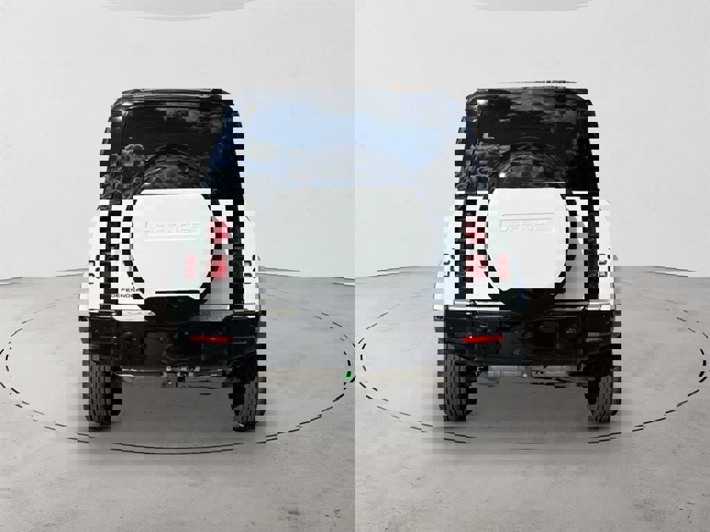New 2025 Land Rover Defender 110 X-Dynamic SE image 4