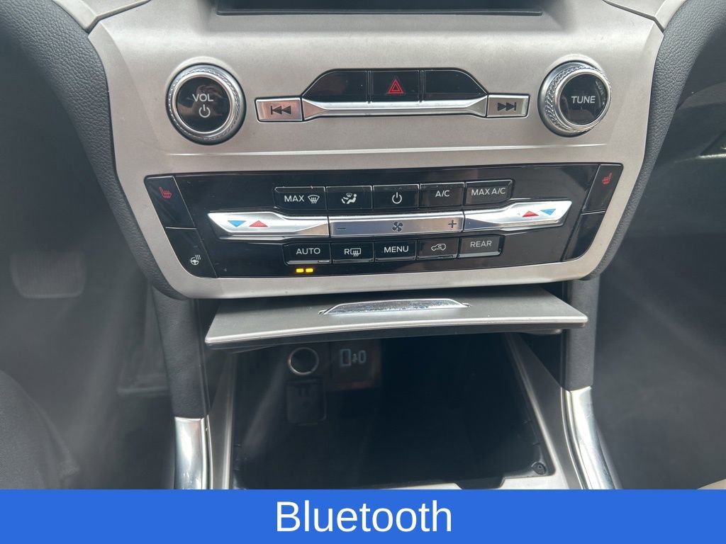 Used 2024 Ford Explorer XLT w/ Equipment Group 202A image 14