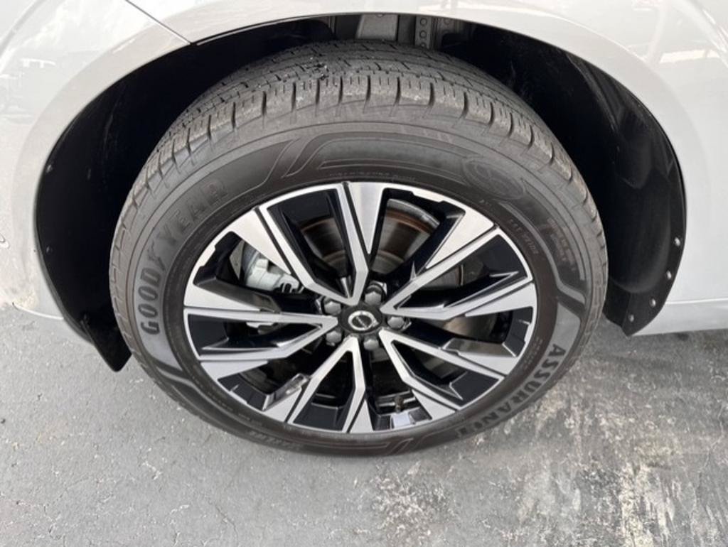 Used 2023 Volvo XC60 B5 Plus AWD/4WD image 11