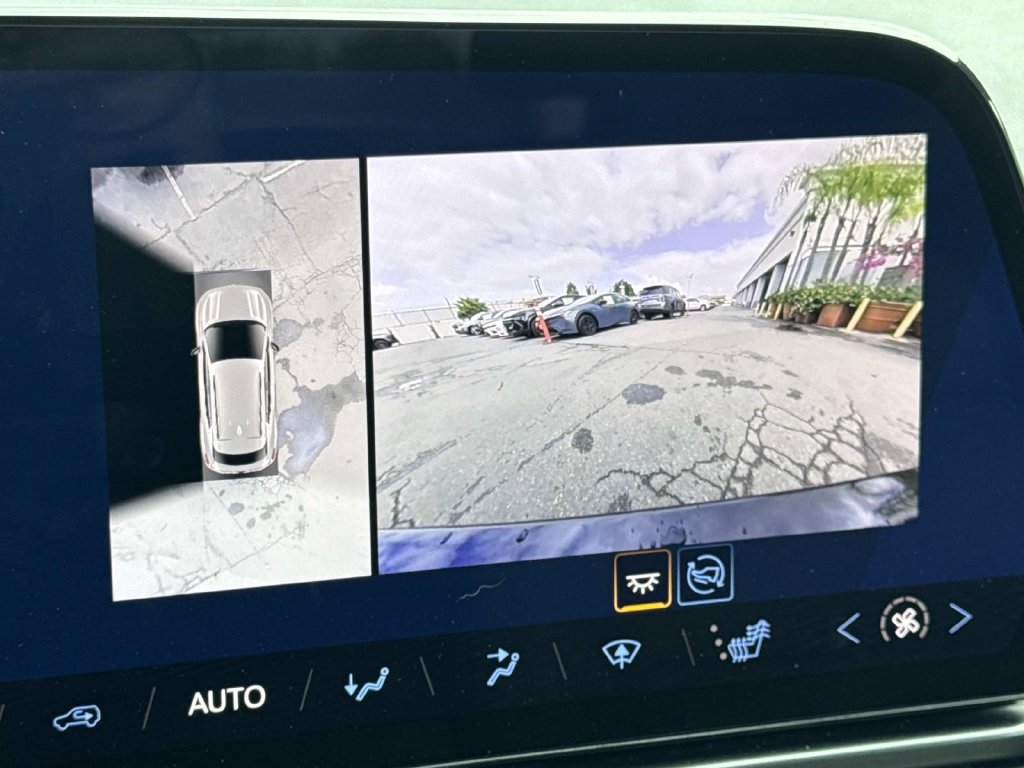 Used 2024 Chevrolet Equinox EV RS FWD image 23