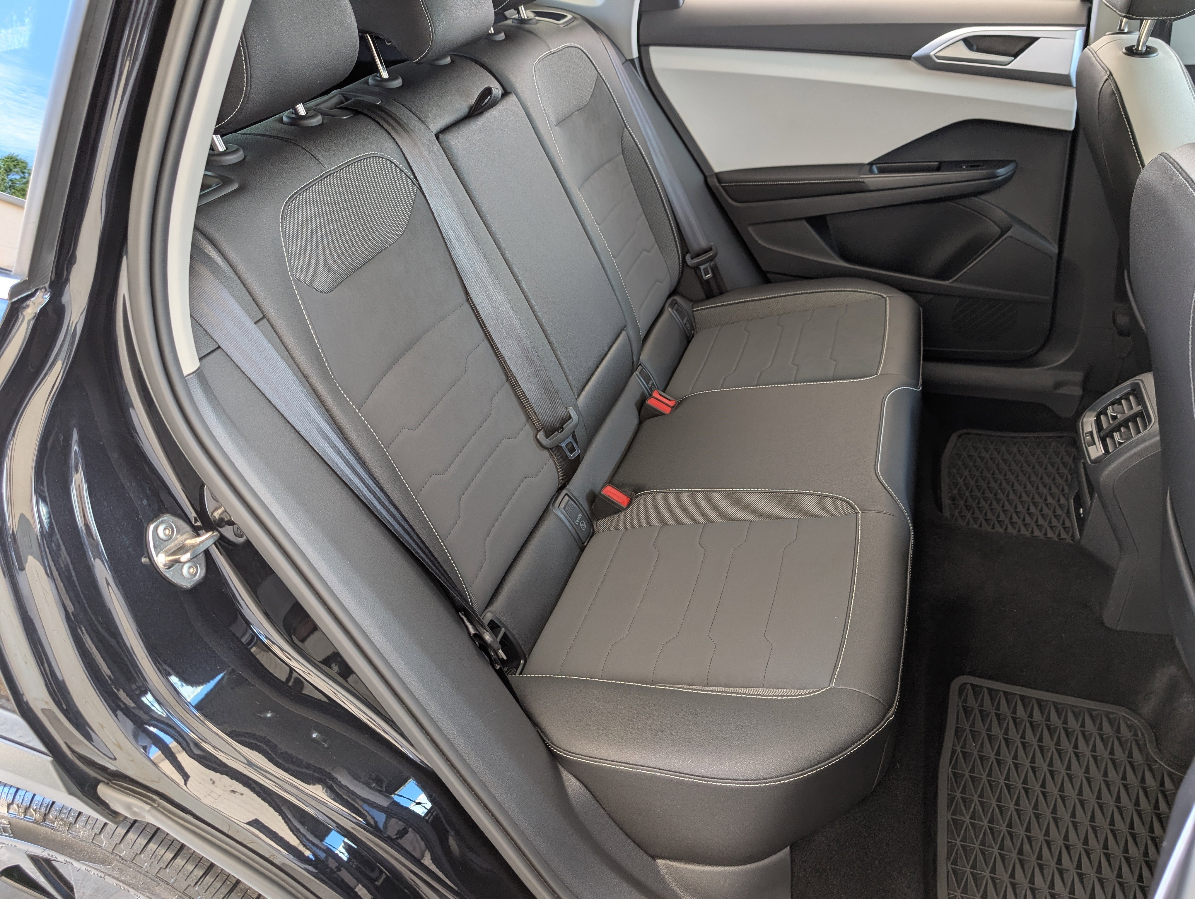 Used 2025 Volkswagen Taos SE w/ Panoramic Sunroof Package FWD image 20