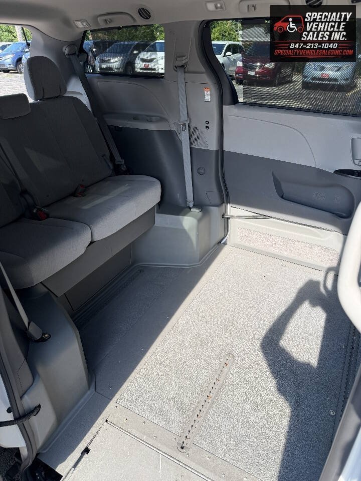 Used 2016 Toyota Sienna LE FWD image 19