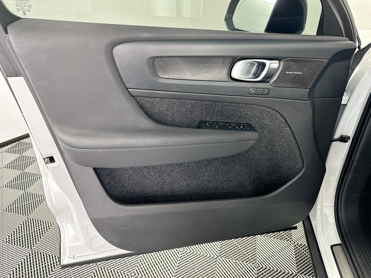 Used 2023 Volvo C40 P8 Recharge Ultimate image 29