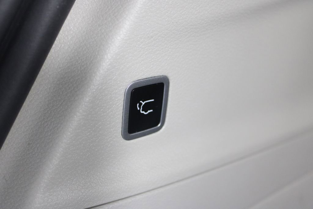 Used 2024 Chrysler Pacifica Touring-L image 16