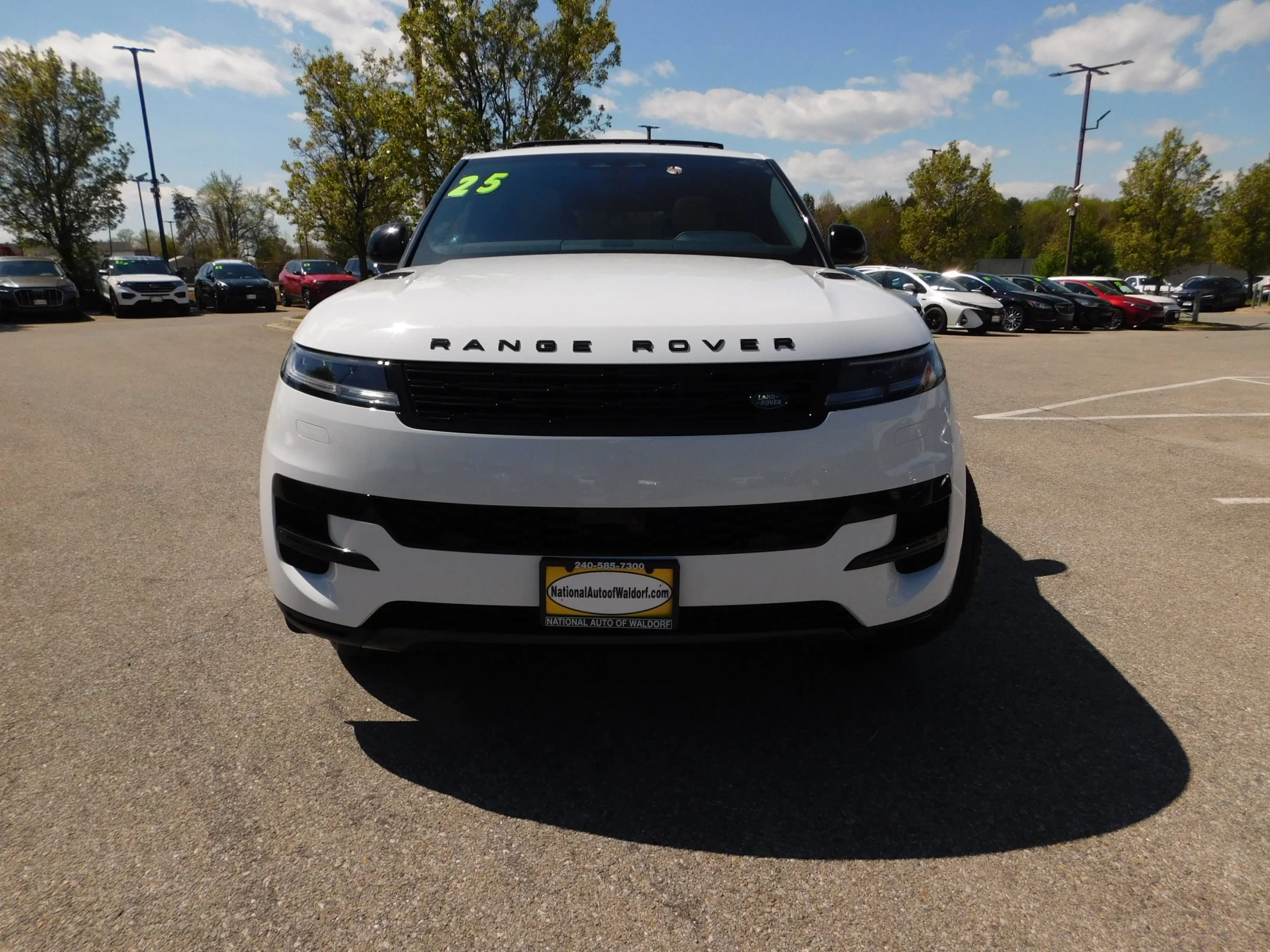 Used 2025 Land Rover Range Rover Sport SE AWD/4WD image 3