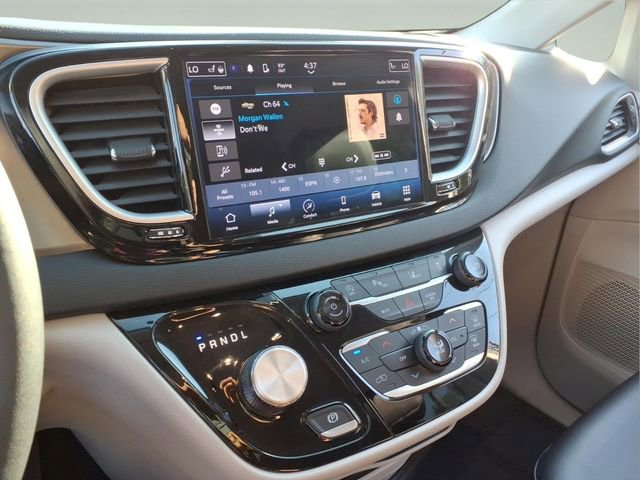 Used 2024 Chrysler Pacifica Touring-L image 32