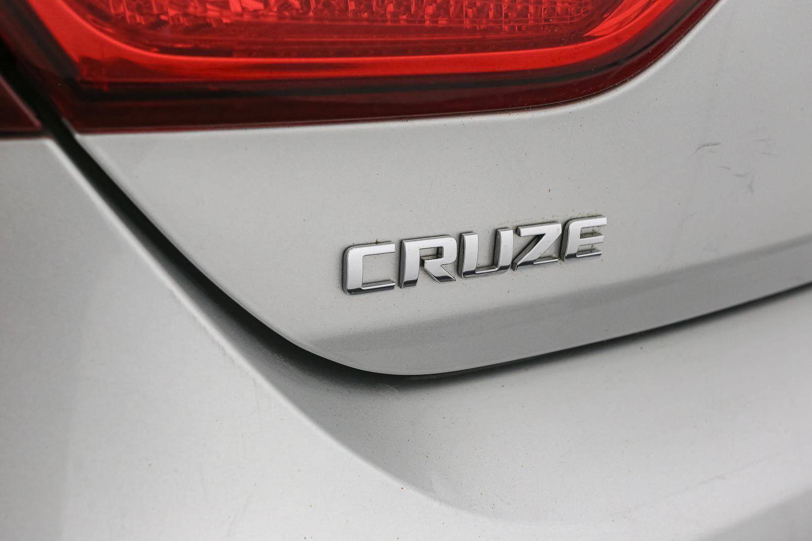 Used 2017 Chevrolet Cruze LT FWD image 10