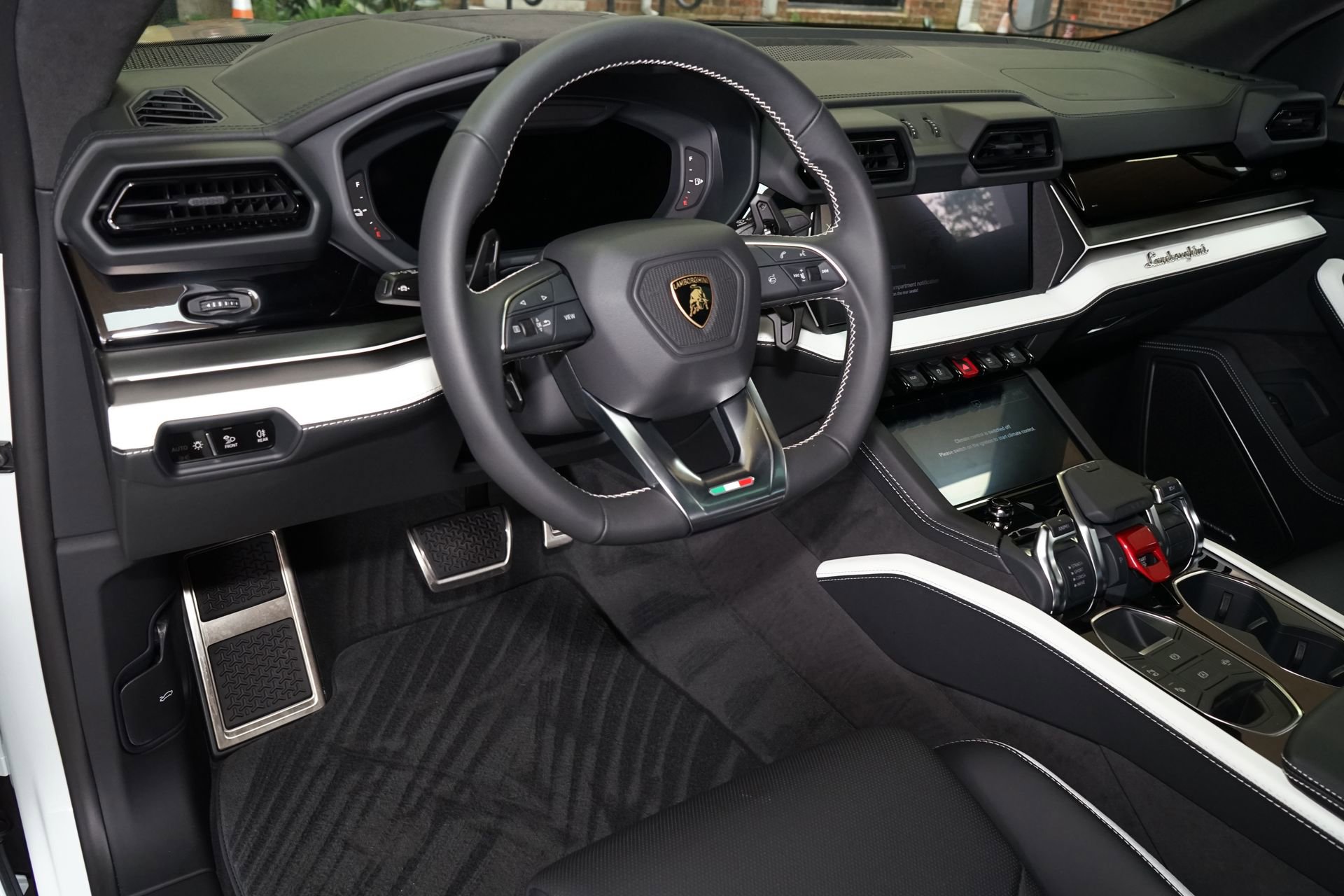 Used 2026 Lamborghini Urus SE image 9
