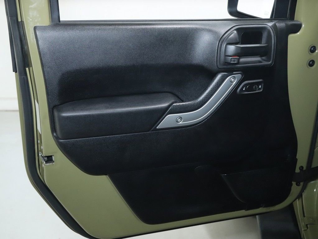 Used 2013 Jeep Wrangler Unlimited Sahara w/ Connectivity Group image 16