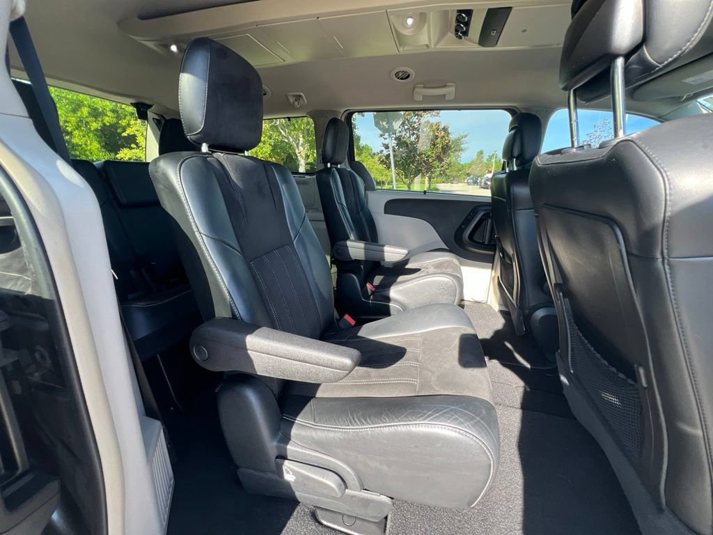 Used 2014 Chrysler Town & Country Touring-L FWD image 33