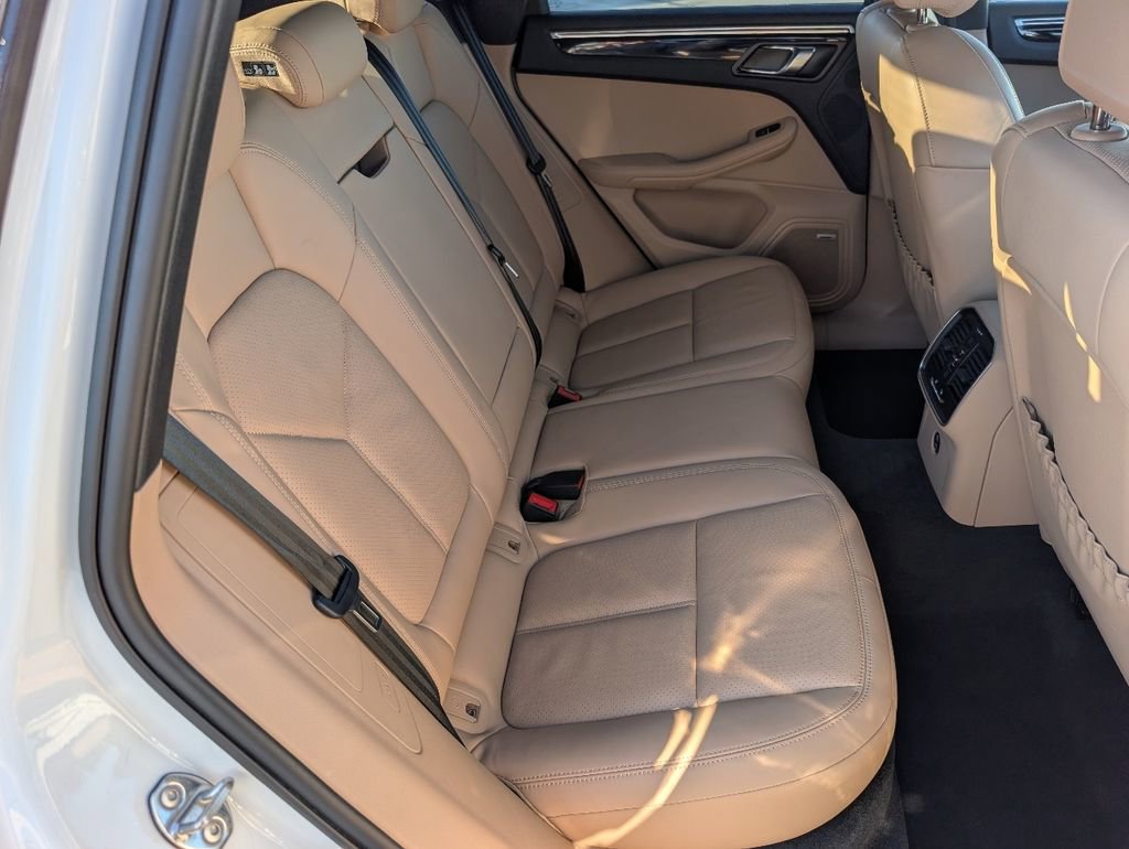 Certified 2022 Porsche Macan image 7