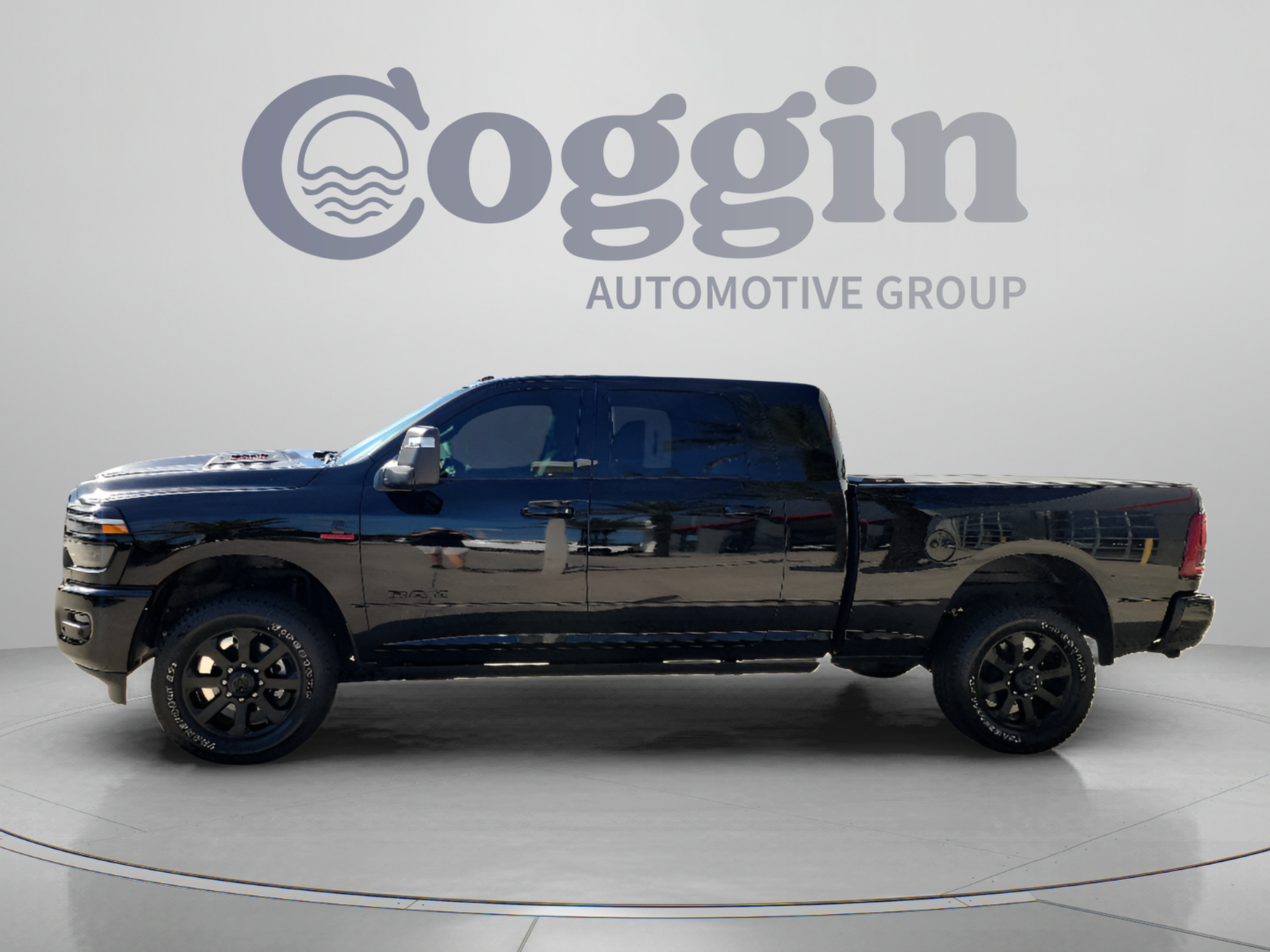 Used 2025 RAM 2500 Laramie AWD/4WD image 2