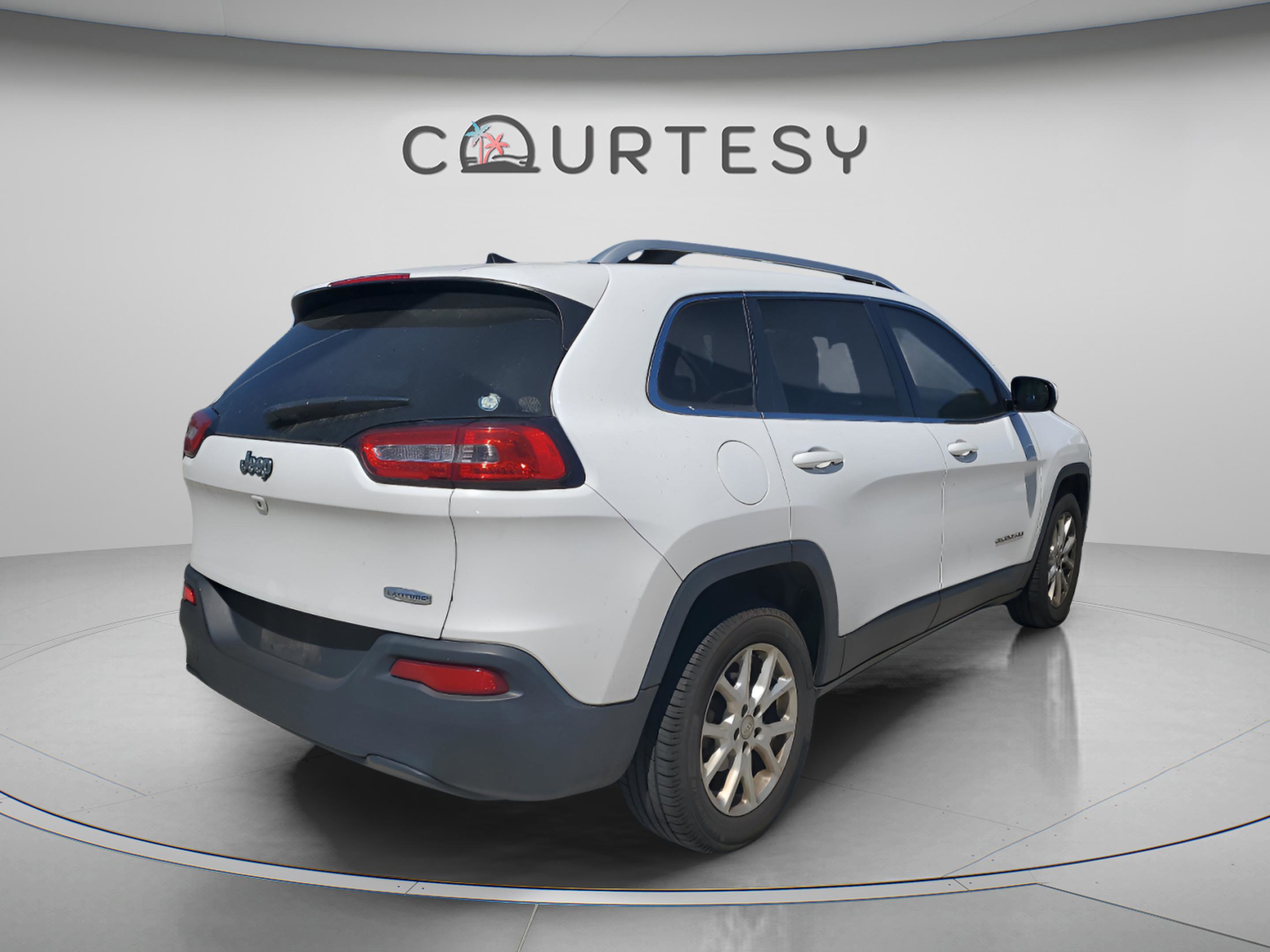 Used 2017 Jeep Cherokee Latitude FWD image 3