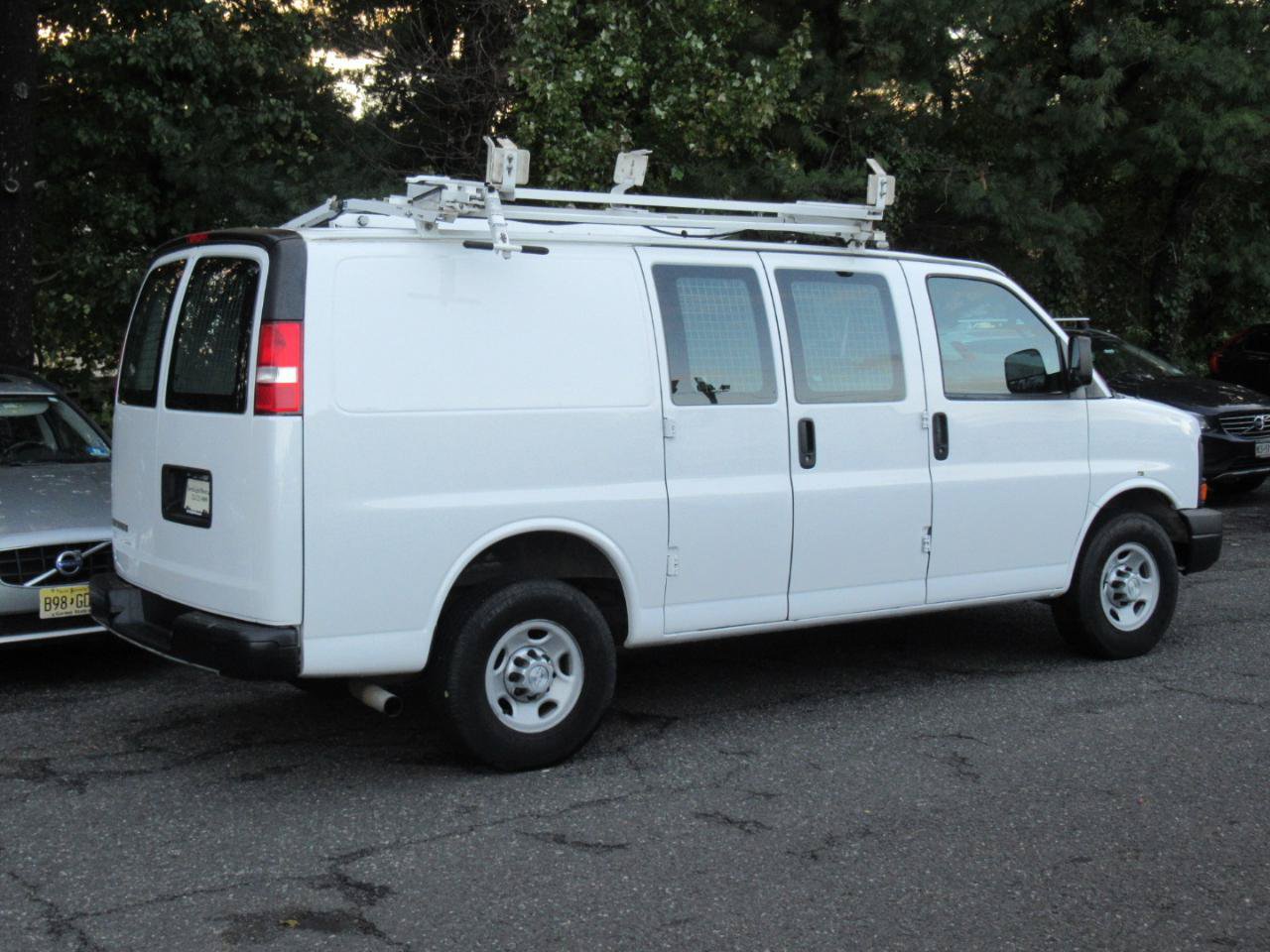 Used 2017 Chevrolet Express 2500 RWD image 3