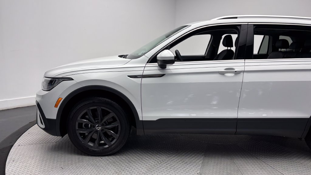 Used 2024 Volkswagen Tiguan SE w/ Panoramic Sunroof Package AWD/4WD image 5